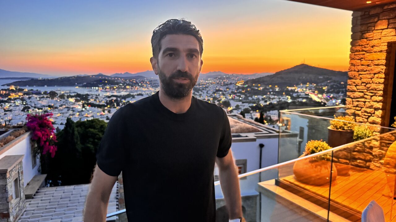 - Kulüp başkanı Aşkın Demir:
- "Üst lige çıkmak için elimizden