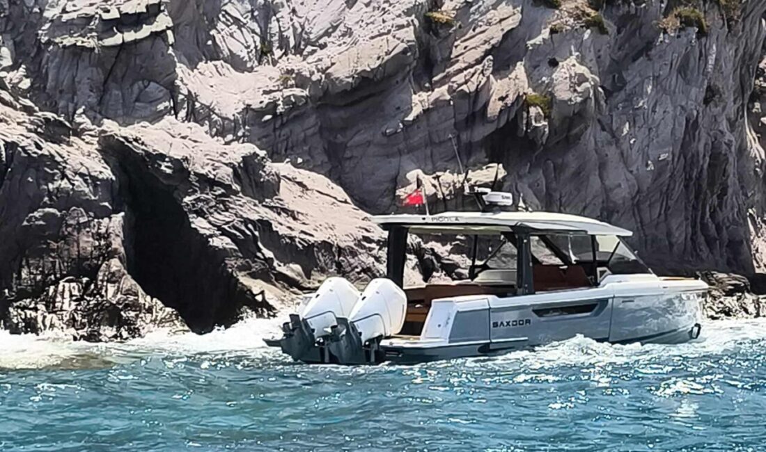 MUĞLA (AA) – Muğla'nın Bodrum ilçesinde arızalanıp kıyıya sürüklenen teknedeki