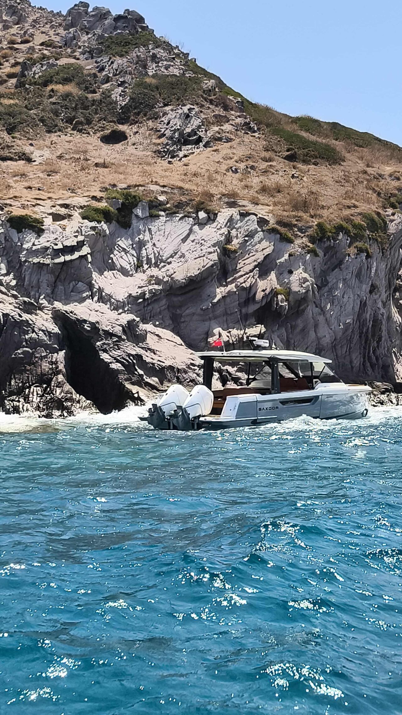 MUĞLA (AA) – Muğla'nın Bodrum ilçesinde arızalanıp kıyıya sürüklenen teknedeki