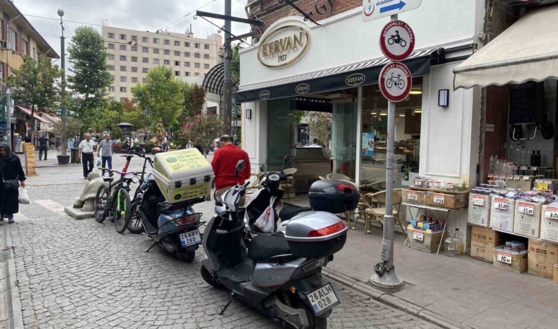 Eskişehir’de kent merkezindeki bir ara sokakta bazı duyarsız sürücülerin ’Motosiklet