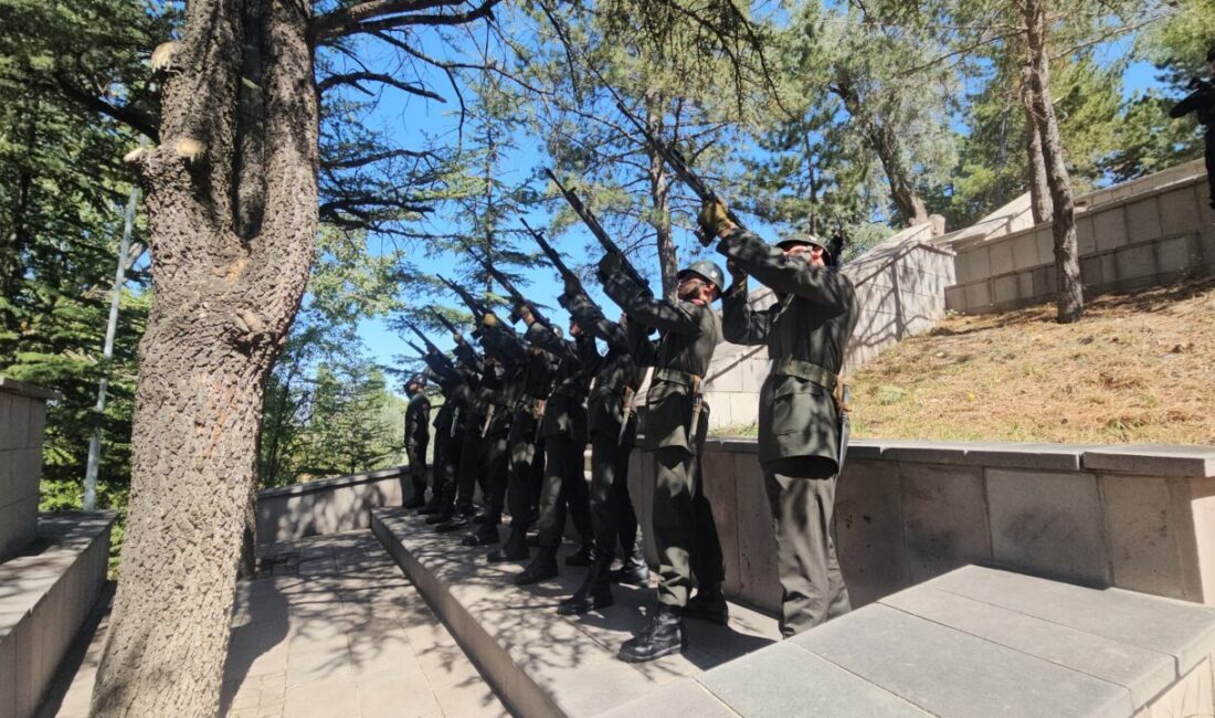 AFYONKARAHİSAR (AA) – Afyonkarahisar'da Büyük Taarruz'un 103. yılı dolayısıyla Anıtkaya