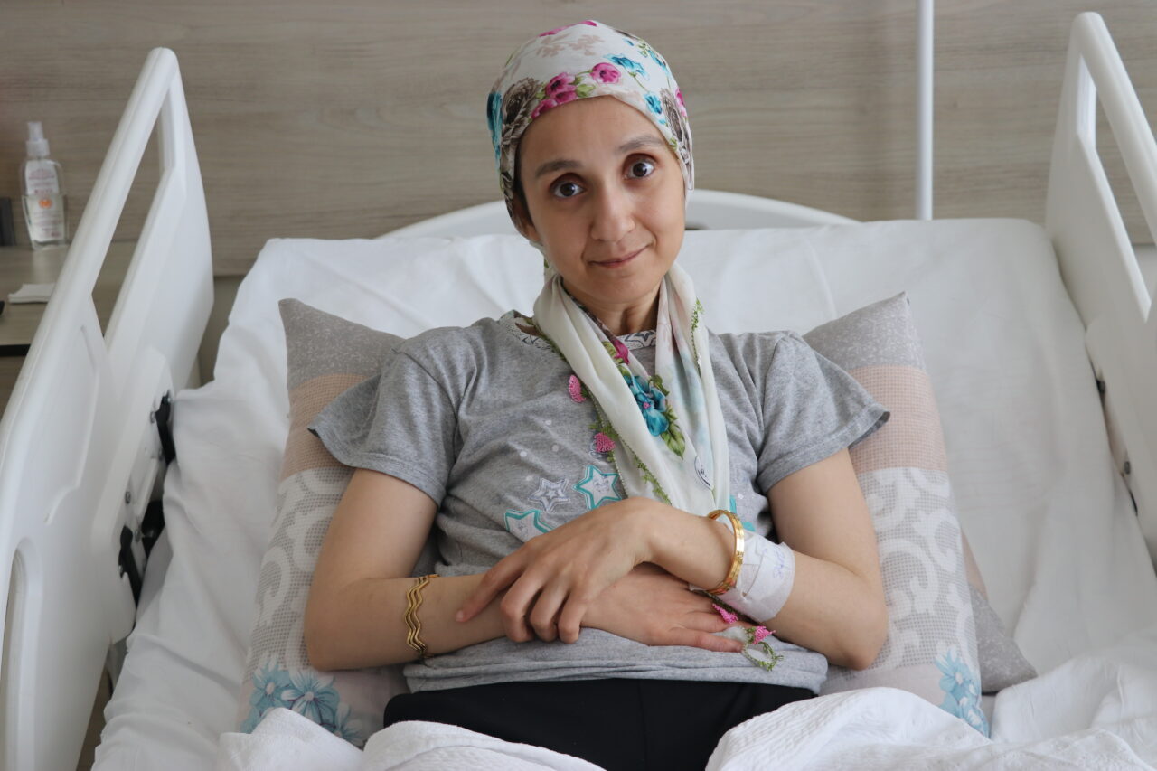 - İki yaşındayken yanlışlıkla içtiği yağ çözücü kimyasal madde nedeniyle
