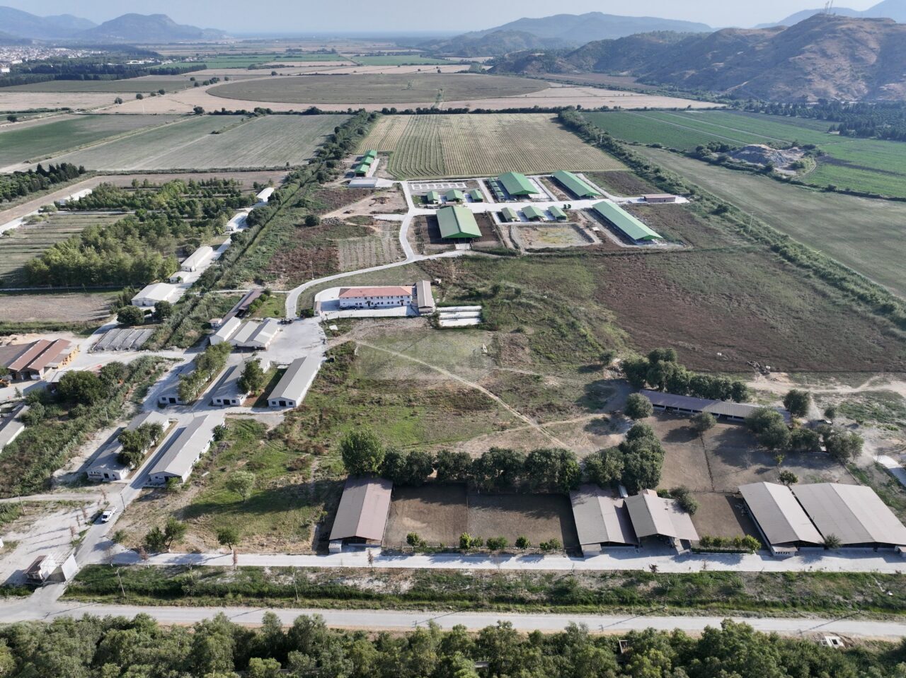 - Açık Ceza İnfaz Kurumundaki hükümlüler, iş yurtlarında çalışarak hem