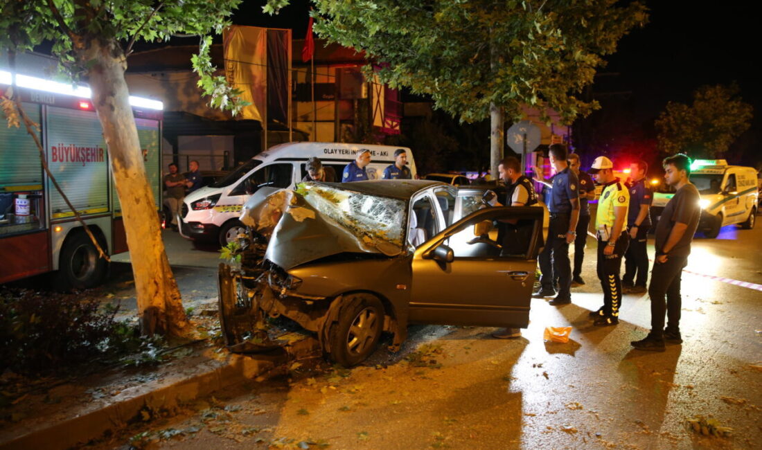 DENİZLİ (AA) – Denizli'nin Merkezefendi ilçesinde ağaca çarpan otomobildeki 2