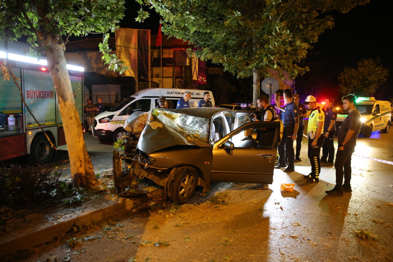 DENİZLİ (AA) – Denizli'nin Merkezefendi ilçesinde ağaca çarpan otomobildeki 2