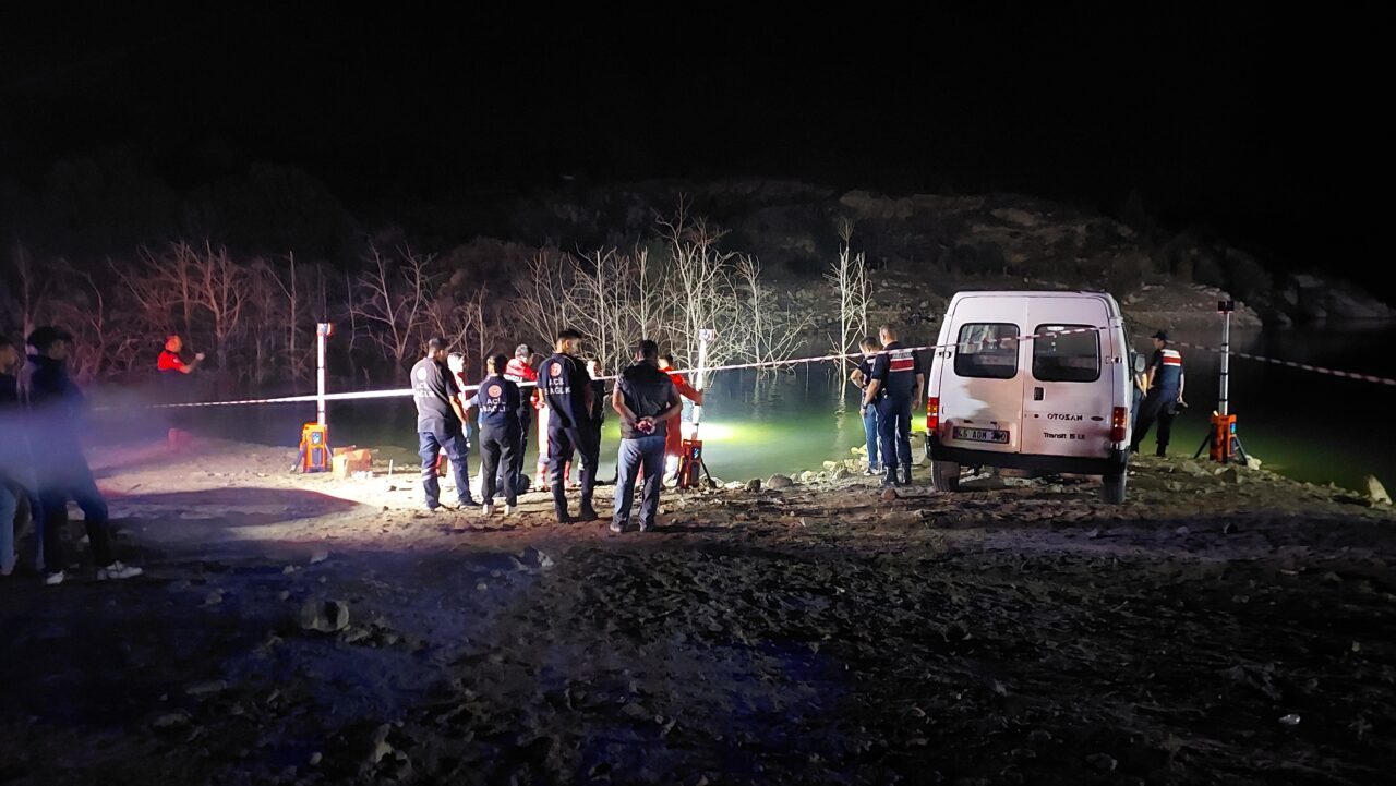 - Kocasını kurtarmak için gölete atlayan kadın balıkçılar tarafından kurtarıldı