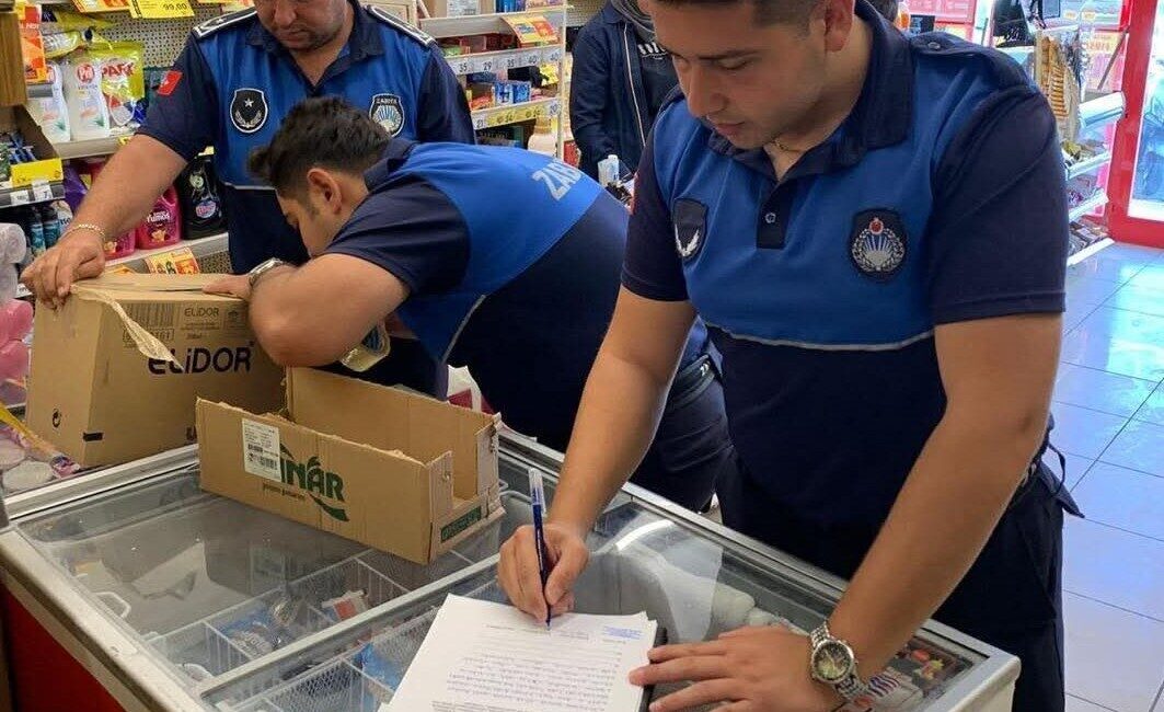 Afyonkarahisar’ın Dinar ilçesinde faaliyet gösteren tüm marketlere yönelik zabıta ekipleri