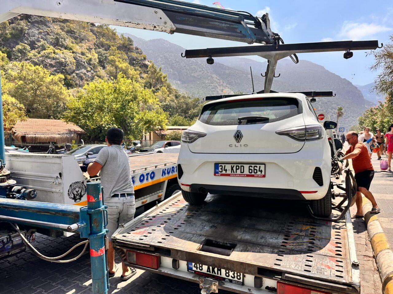 MUĞLA (AA) – Muğla'da Fethiye-Ölüdeniz kara yolunda yaklaşık 3 kilometrelik