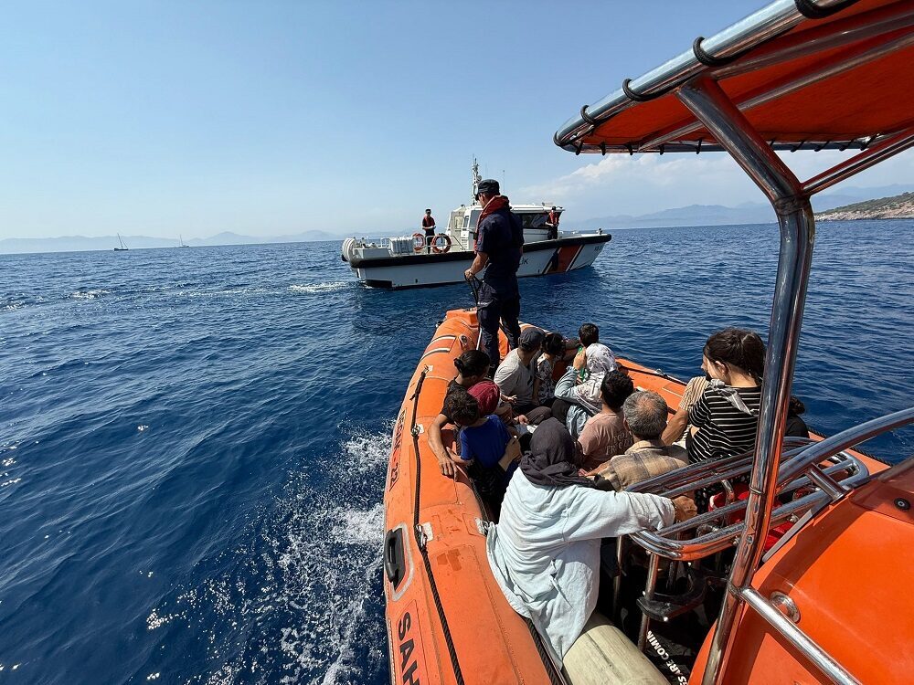 MUĞLA (AA) – Muğla'nın Fethiye ilçesinde 37 düzensiz göçmen kurtarıldı.