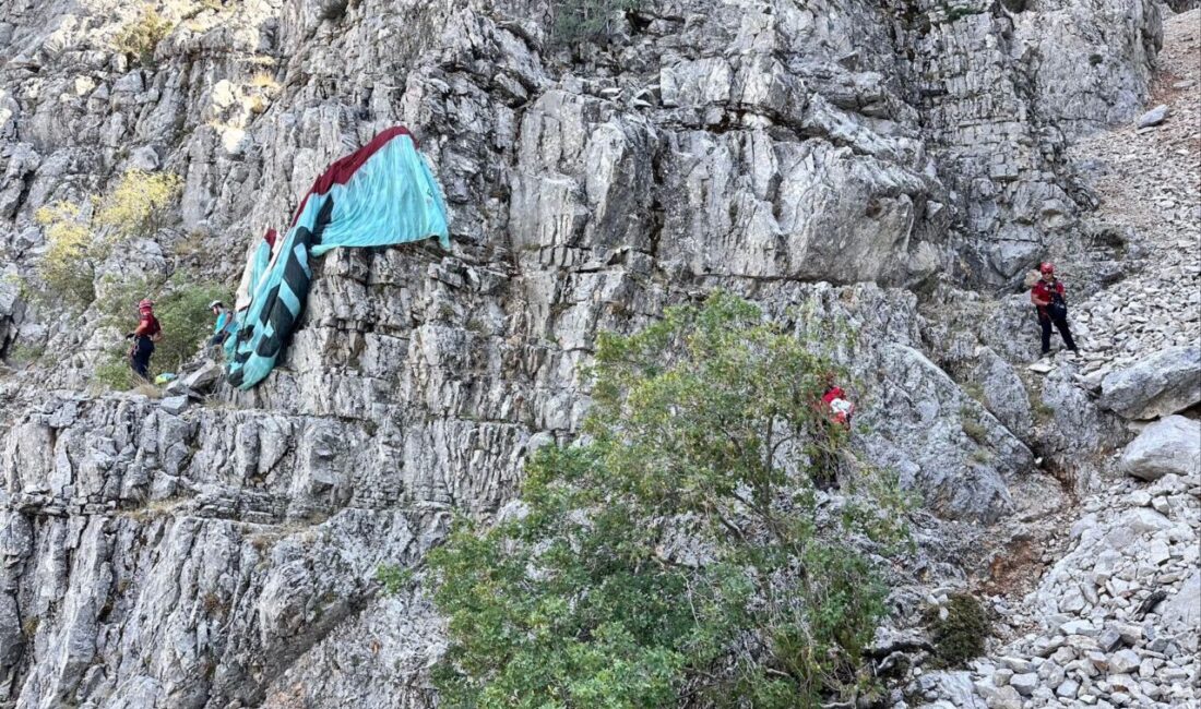 MUĞLA (AA) – Muğla'nın Fethiye ilçesinde yedek paraşütle kayalık alana