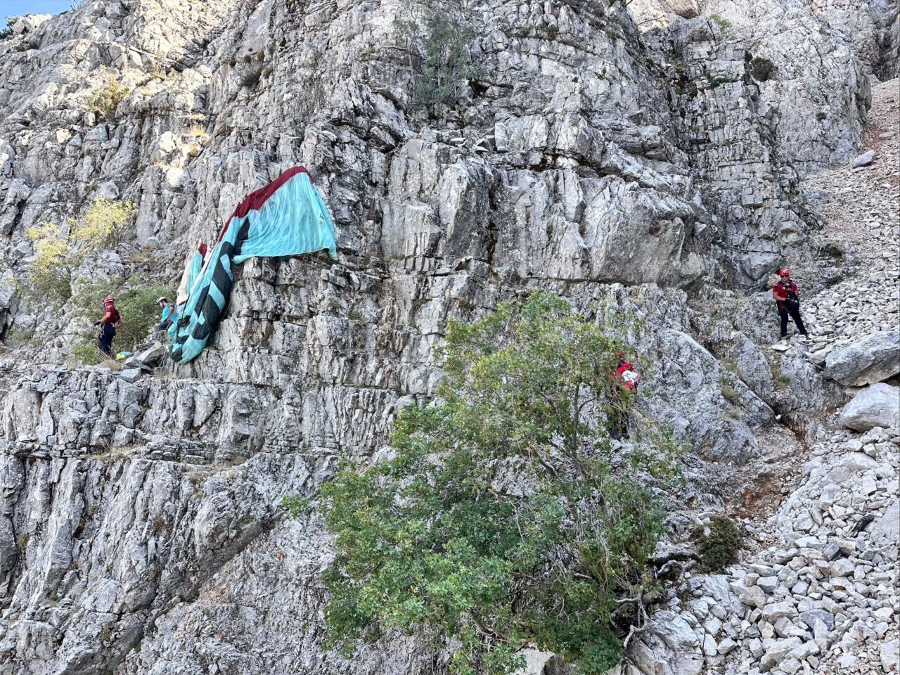 MUĞLA (AA) – Muğla'nın Fethiye ilçesinde yedek paraşütle kayalık alana