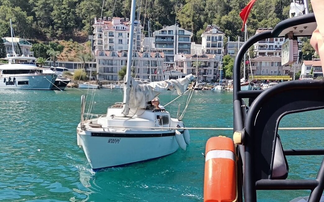 MUĞLA (AA) – Muğla'nın Fethiye ilçesinde sürüklenen teknedeki 2 kişi