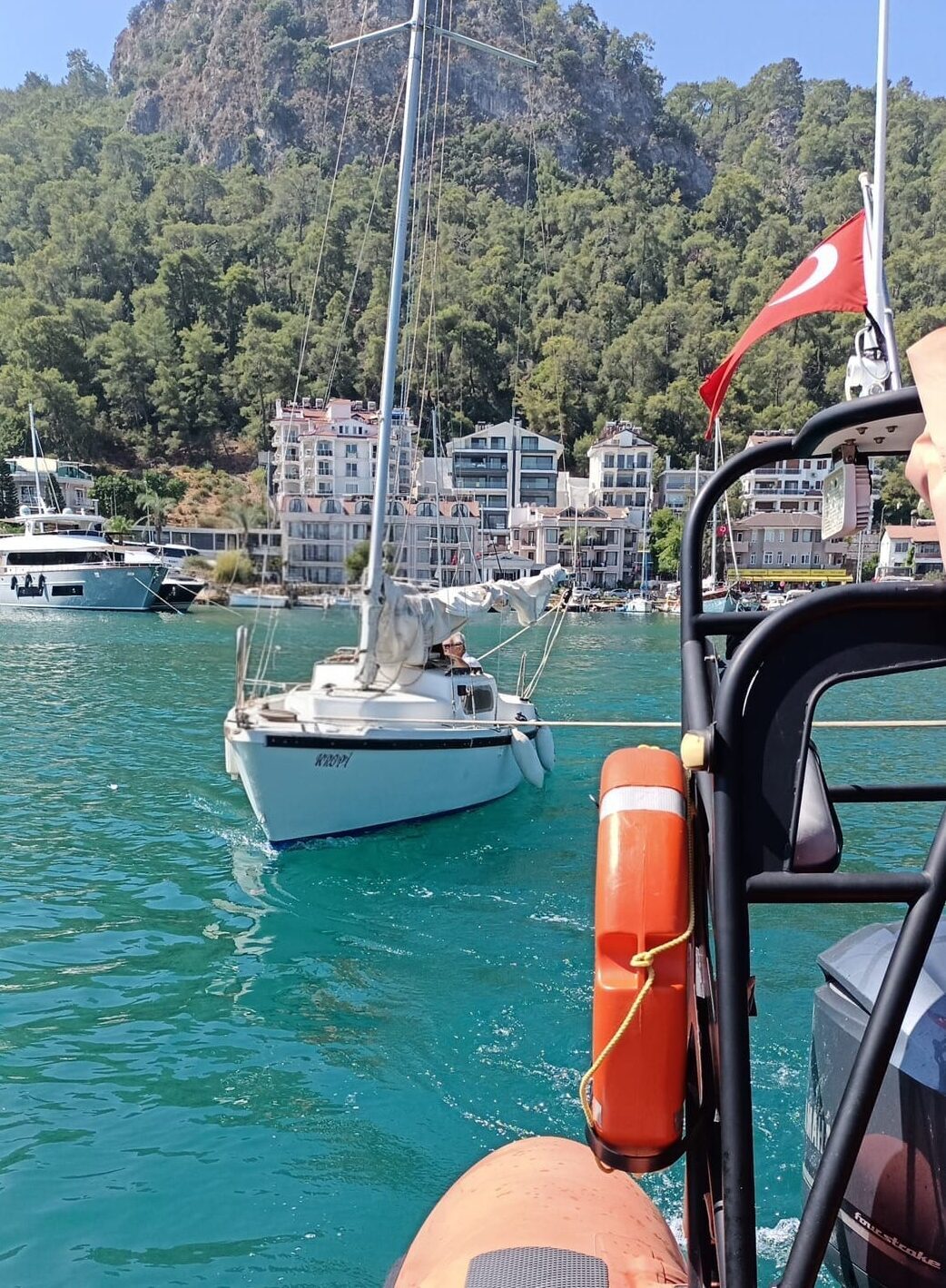 MUĞLA (AA) – Muğla'nın Fethiye ilçesinde sürüklenen teknedeki 2 kişi