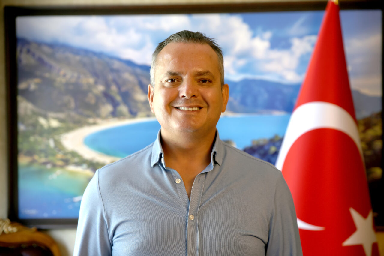 - Fethiye Kaymakamı Fatih Akkaya:
- "Paraşütüyle, tarihi ve kültürel alanları,