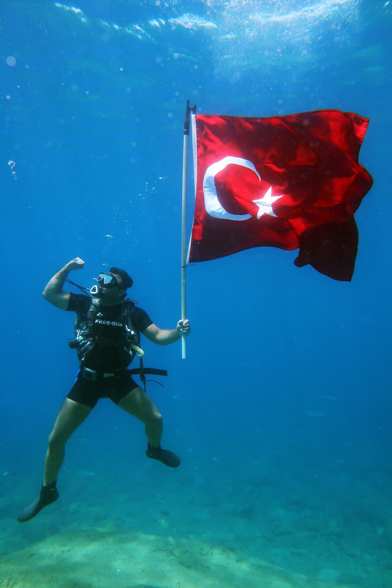 MUĞLA (AA) – Muğla'nın Fethiye ilçesinde bir dalış okulunun dalgıçları,