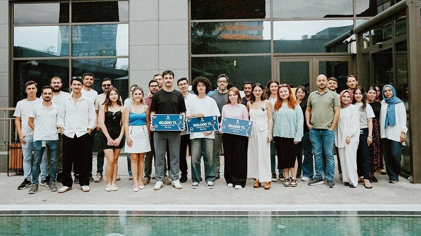 Türkiye genelinde düzenlenen afiş yarışmasında Anadolu Üniversitesi öğrencisi Ataer Koçak