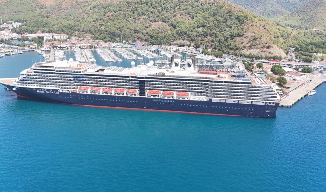 MUĞLA (AA) – Hollanda bayraklı kruvaziyer "Oosterdam", Muğla'nın Marmaris ilçesine