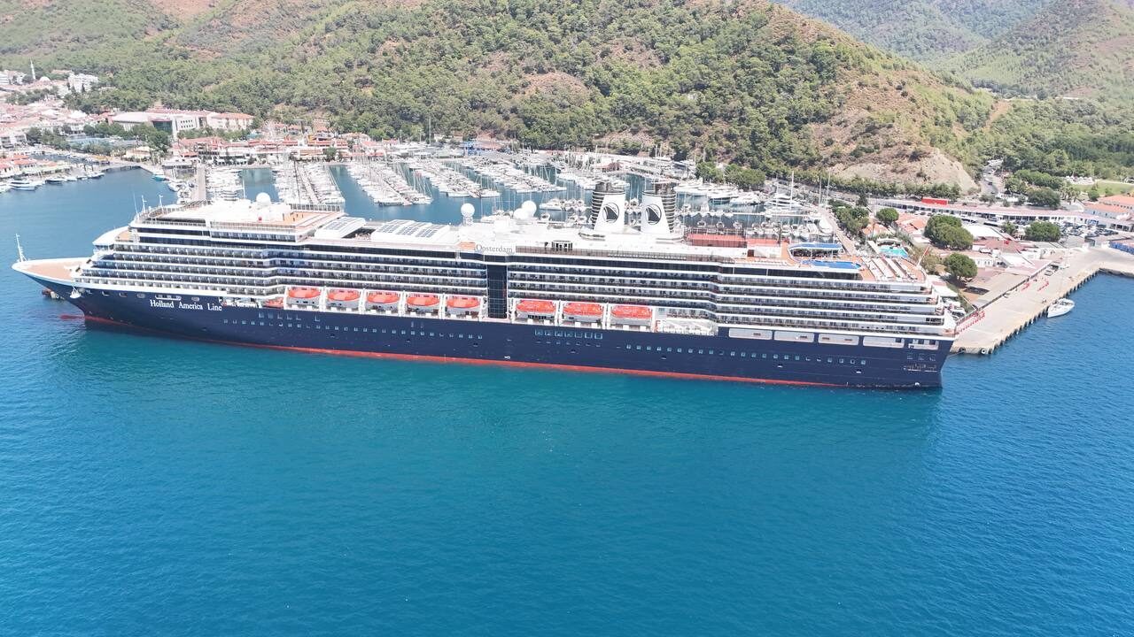 MUĞLA (AA) – Hollanda bayraklı kruvaziyer "Oosterdam", Muğla'nın Marmaris ilçesine
