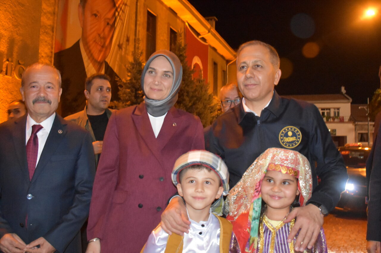 AFYONKARAHİSAR (AA) – İçişleri Bakanı Ali Yerlikaya, Afyonkarahisar Valisi Kübra