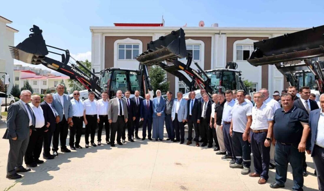 Afyonkarahisar İl Özel İdaresi’nin araç filosuna 15 yeni araç katıldı.