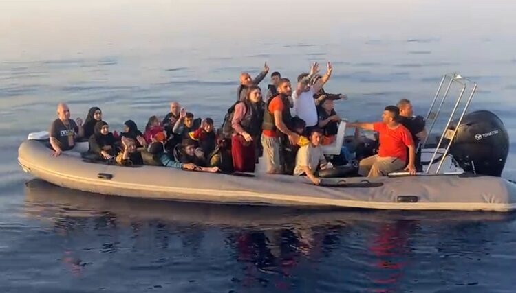 - Göçmen kaçakçılığı yaptıkları iddiasıyla 3 şüpheli gözaltına alındı