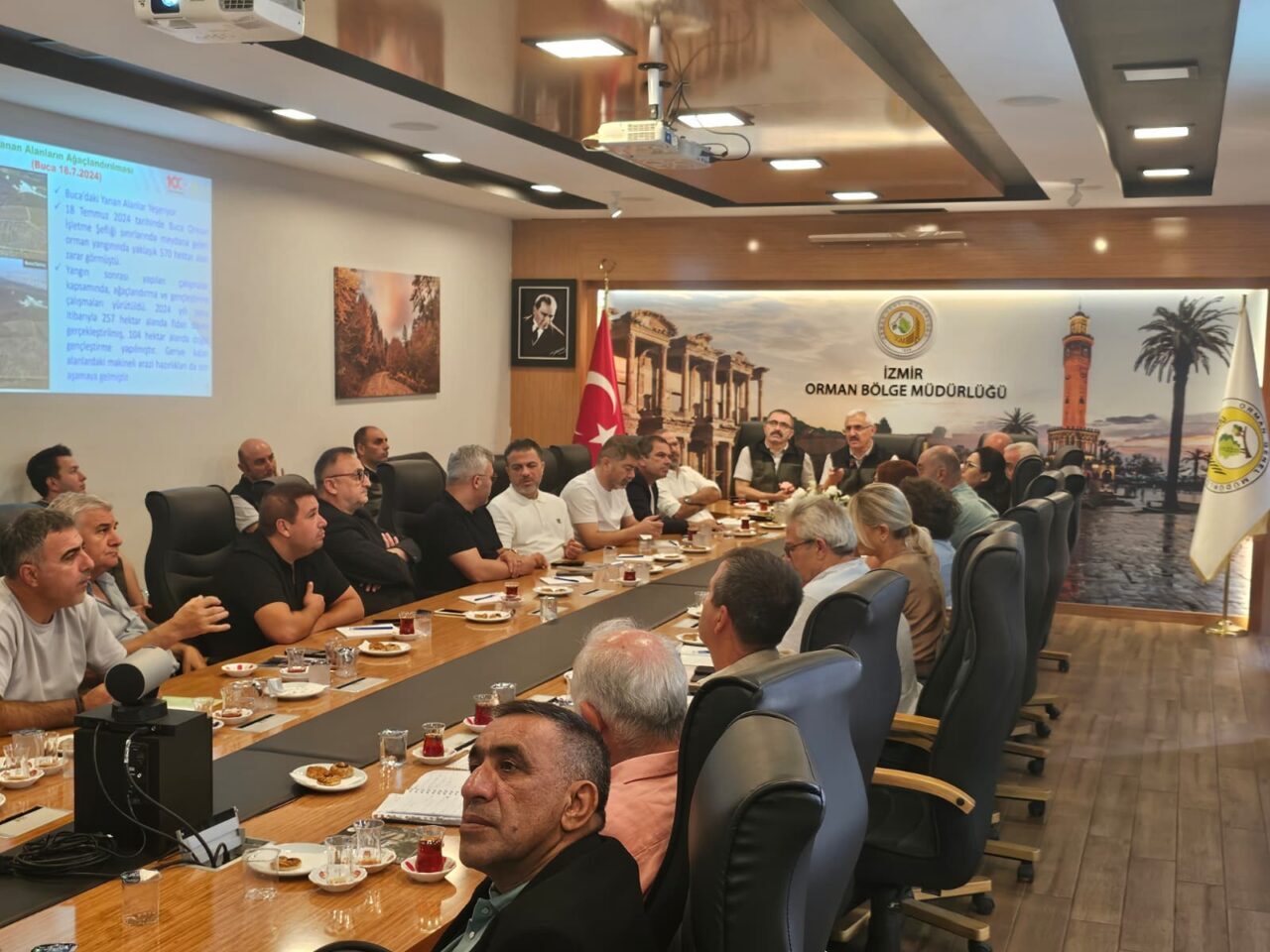 İZMİR (AA) – İzmir Büyükşehir Belediye Meclisi üyeleri, düzenlenen toplantıda