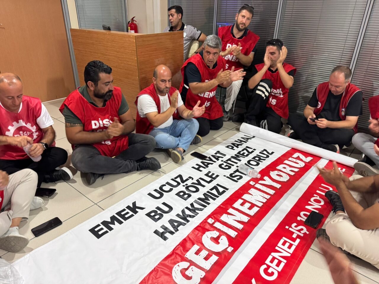 İZMİR (AA) – İzmir'in Karşıyaka Belediyesinde çalışan işçiler, 5 aydır