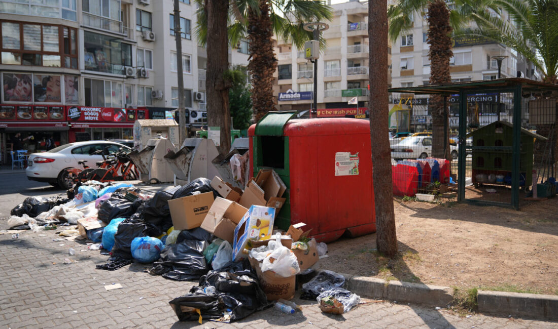 İZMİR (AA) – İzmir'in Karşıyaka ilçesinde, biriken çöp yığınları ve