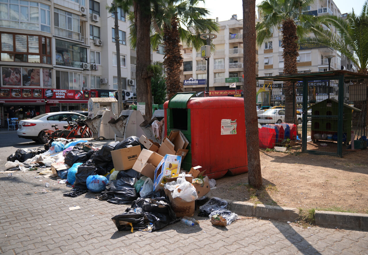 İZMİR (AA) – İzmir'in Karşıyaka ilçesinde, biriken çöp yığınları ve