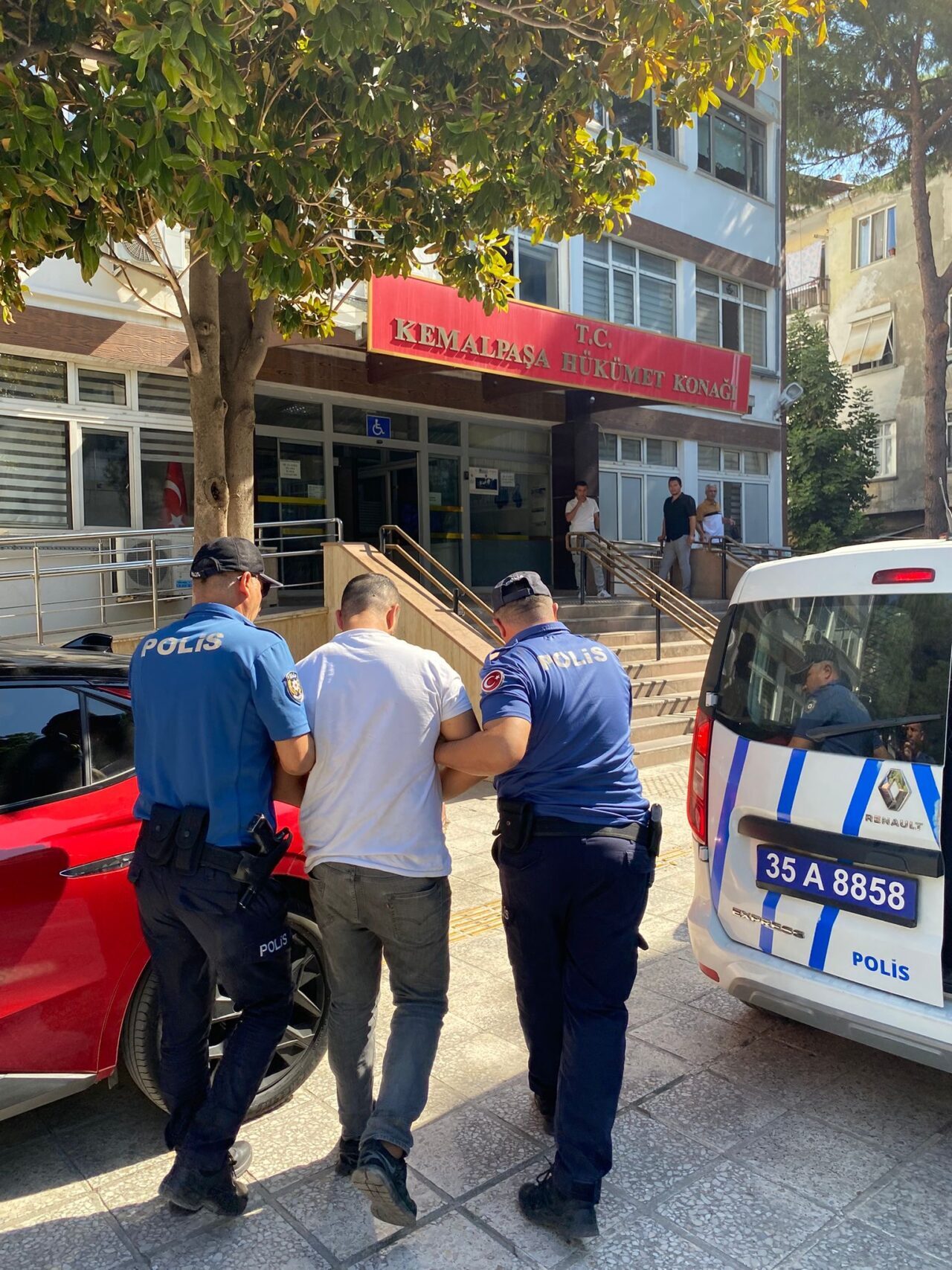 İZMİR (AA) – İzmir'in Kemalpaşa ilçesinde hakkında 33 yıl 8