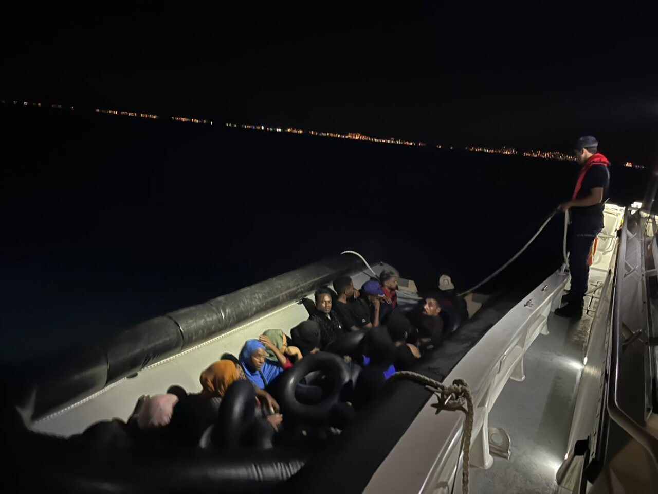 İZMİR (AA) – İzmir'de denizde ve karada 83 düzensiz göçmen