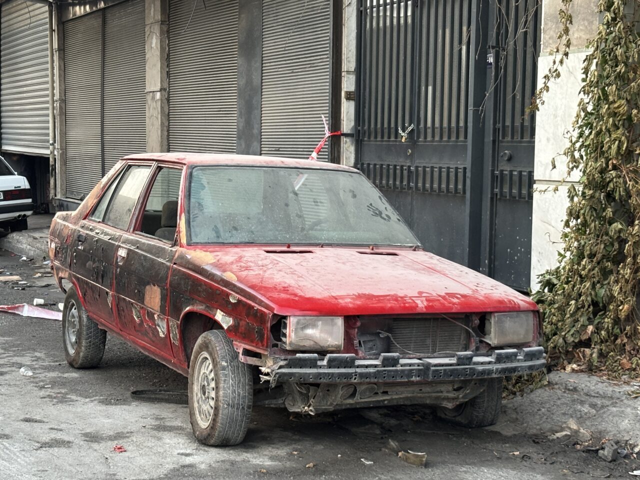 İZMİR (AA) – İzmir'in Karabağlar ilçesinde çöp biriktirilen bir alanda