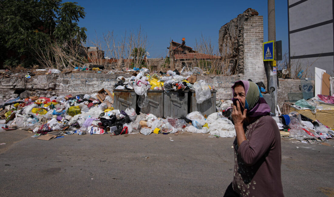 İZMİR (AA) – İzmir'in Konak ve Buca ilçelerinde biriken çöp