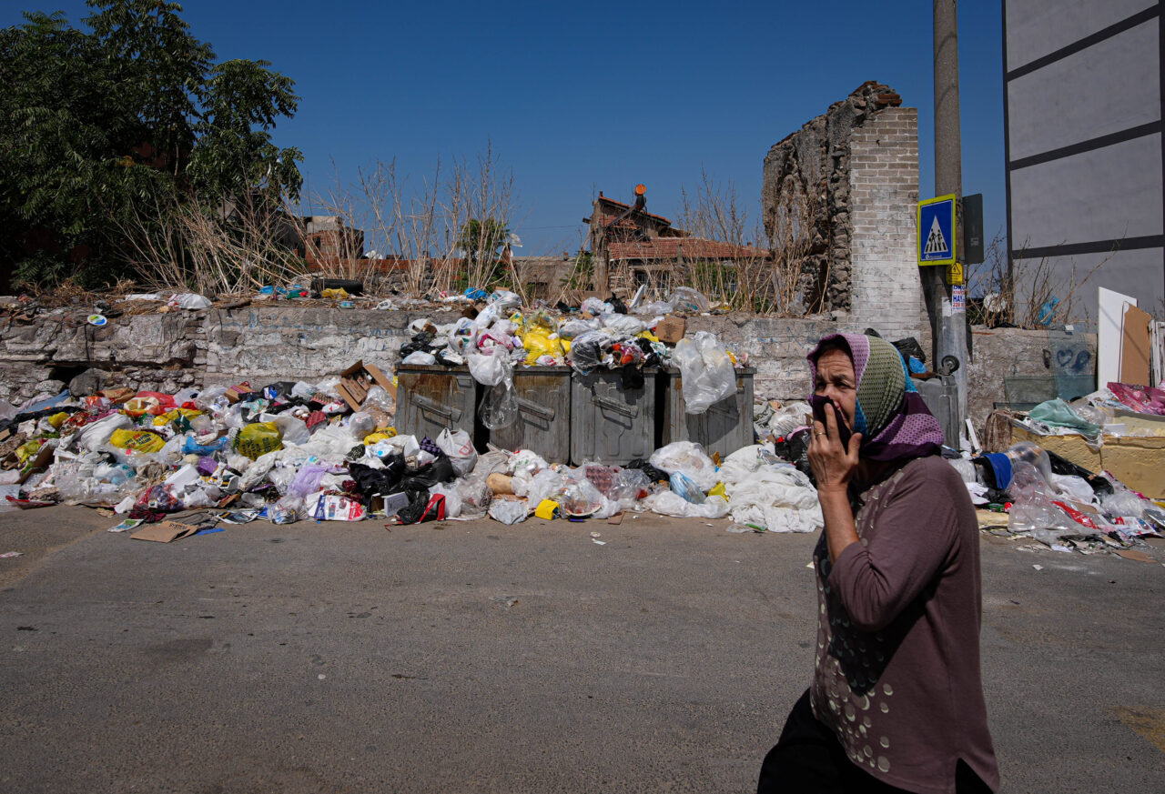 İZMİR (AA) – İzmir'in Konak ve Buca ilçelerinde biriken çöp