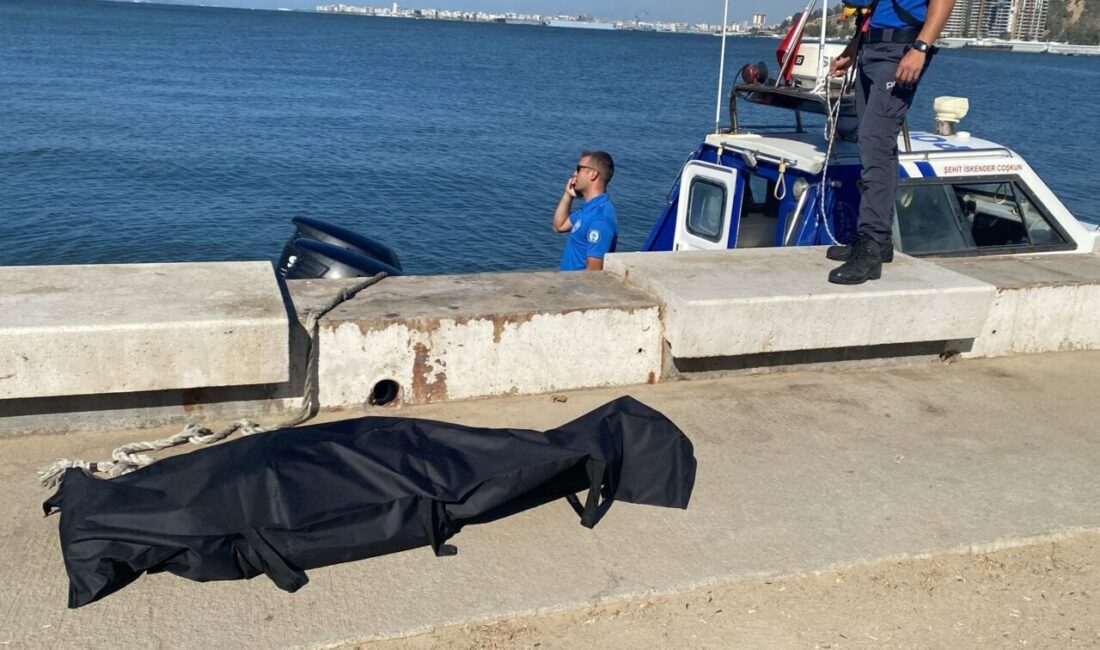 İZMİR (AA) – İzmir'in Bayraklı ilçesinde denizde erkek cesedi bulundu.