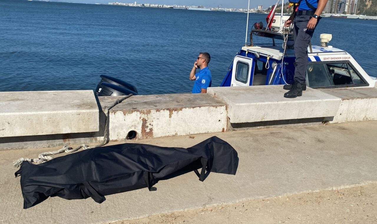 İZMİR (AA) – İzmir'in Bayraklı ilçesinde denizde erkek cesedi bulundu.