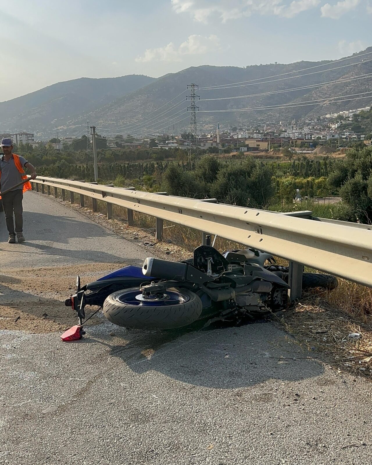İZMİR (AA) – İzmir'in Bayındır ilçesinde refüje çarpıp devrilen motosikletin