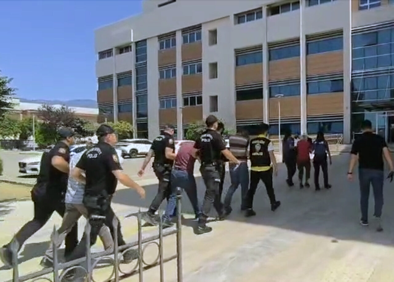 İZMİR (AA) – İzmir'in Ödemiş ilçesinde düzenlenen fuhuş operasyonunda gözaltına
