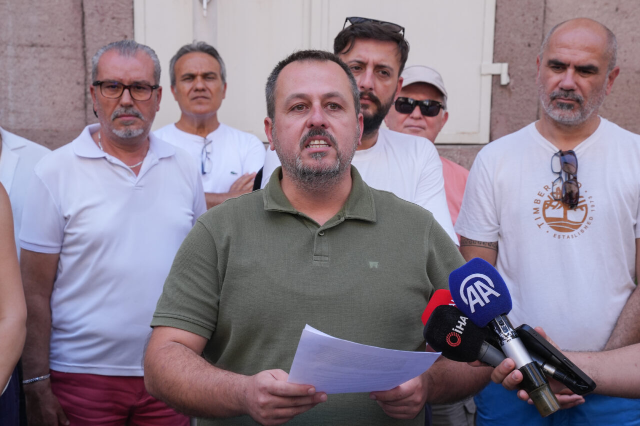 İZMİR (AA) – İzmir Büyükşehir Belediyesinin başlattığı konut projeleri ilerlemediği