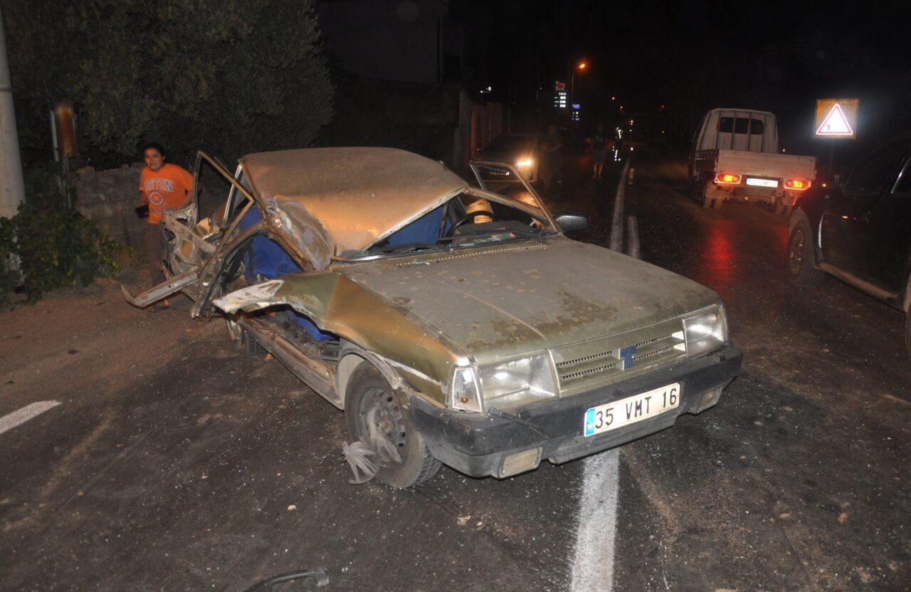 İZMİR (AA) – İzmir'in Ödemiş ilçesinde, otomobille kamyonun çarpışması sonucu