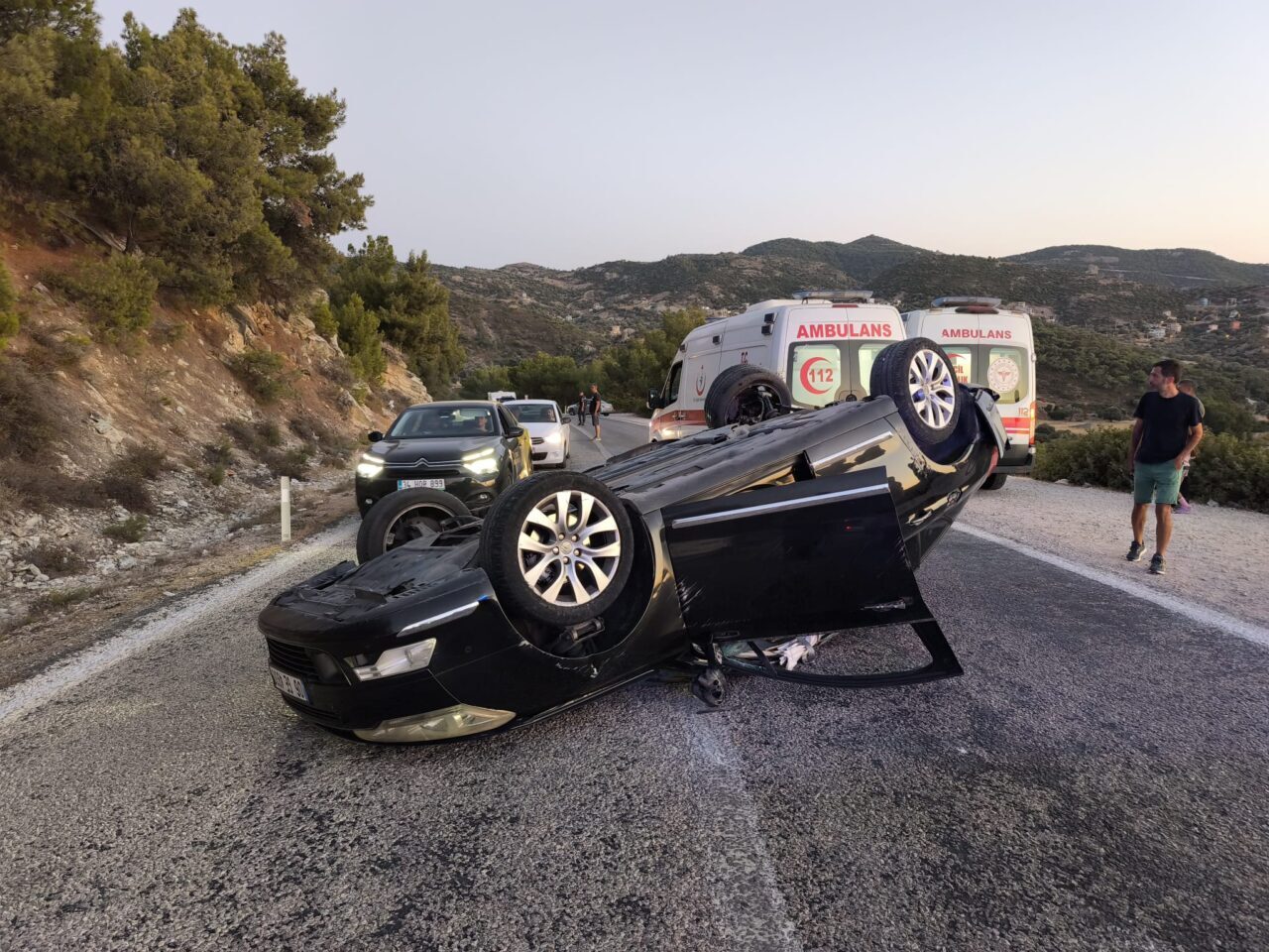 İZMİR (AA) – İzmir'in Foça ilçesinde otomobillerin çarpıştığı kazada biri