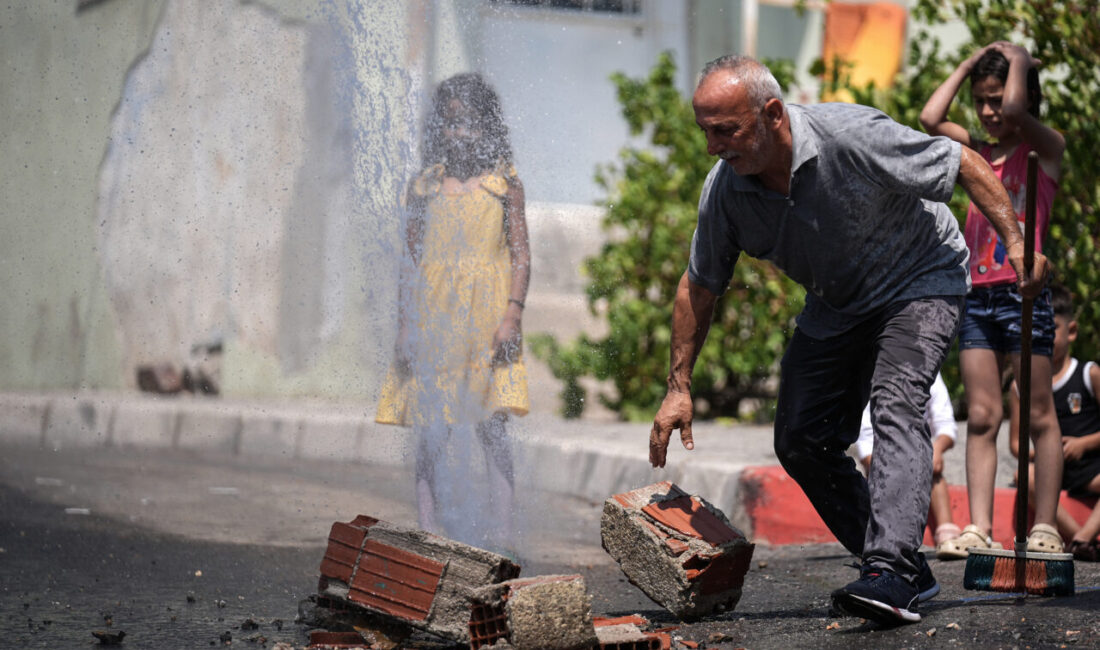 İZMİR (AA) – İzmir'in Karabağlar ilçesinde patlayan su borusunun onarılmaması