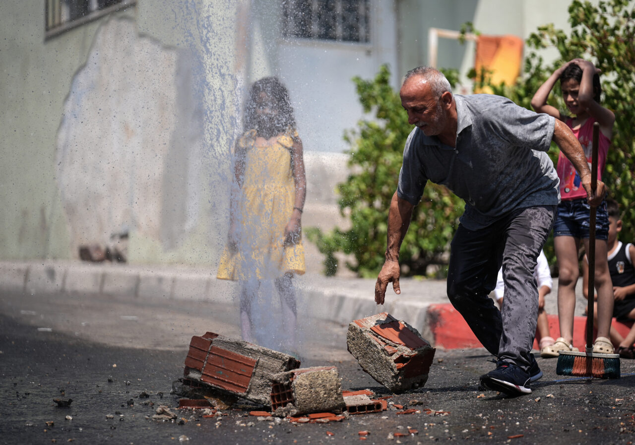 İZMİR (AA) – İzmir'in Karabağlar ilçesinde patlayan su borusunun onarılmaması