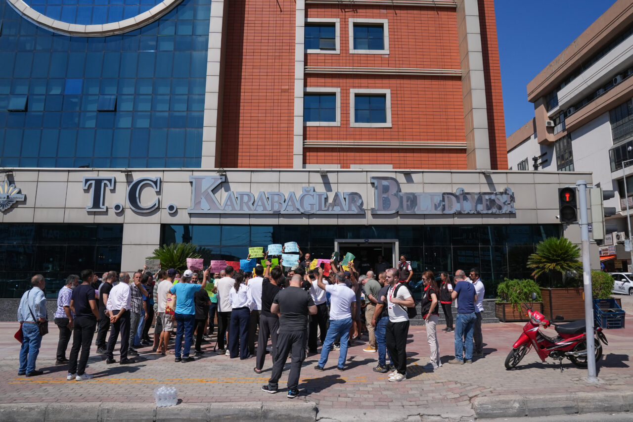 İZMİR (AA) – İzmir'in Karabağlar ilçesinde, belediyenin usulsüz katı atık