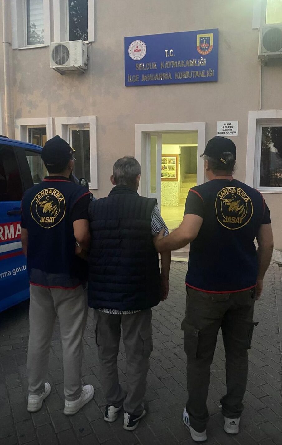 İZMİR (AA) – İzmir'in Selçuk ilçesinde sahipsiz hayvanların zehirli yiyeceklerle