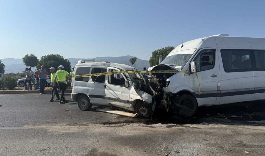 İZMİR (AA) – İzmir'in Kemalpaşa ilçesinde servis minibüsü ile hafif