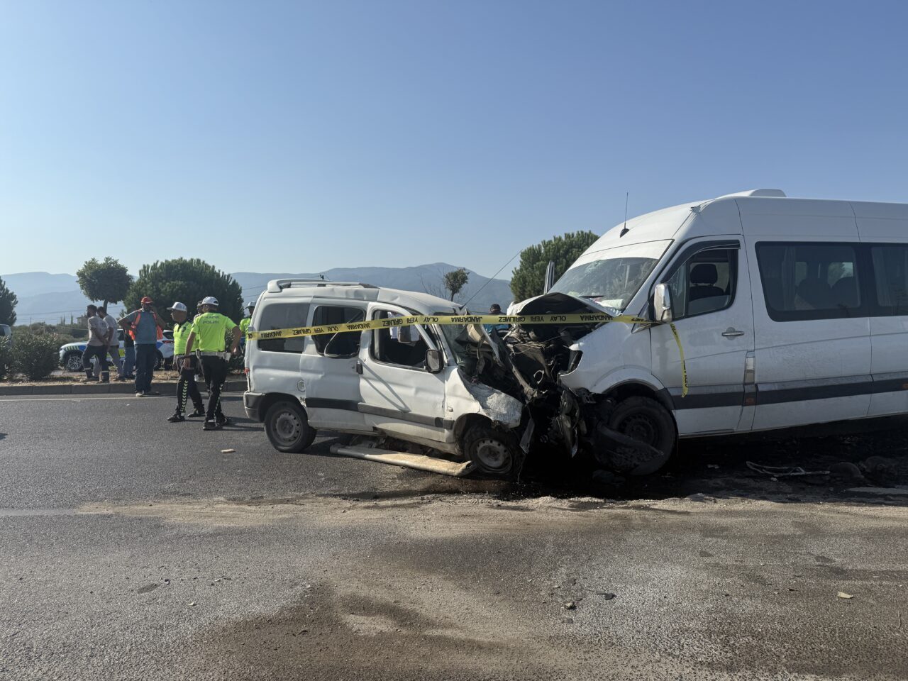 İZMİR (AA) – İzmir'in Kemalpaşa ilçesinde servis minibüsü ile hafif