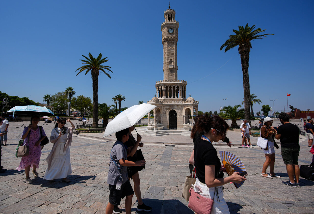 İZMİR (AA) – İzmir'de sıcaklıklar 40 dereceyi geçerken, aşırı sıcaklar