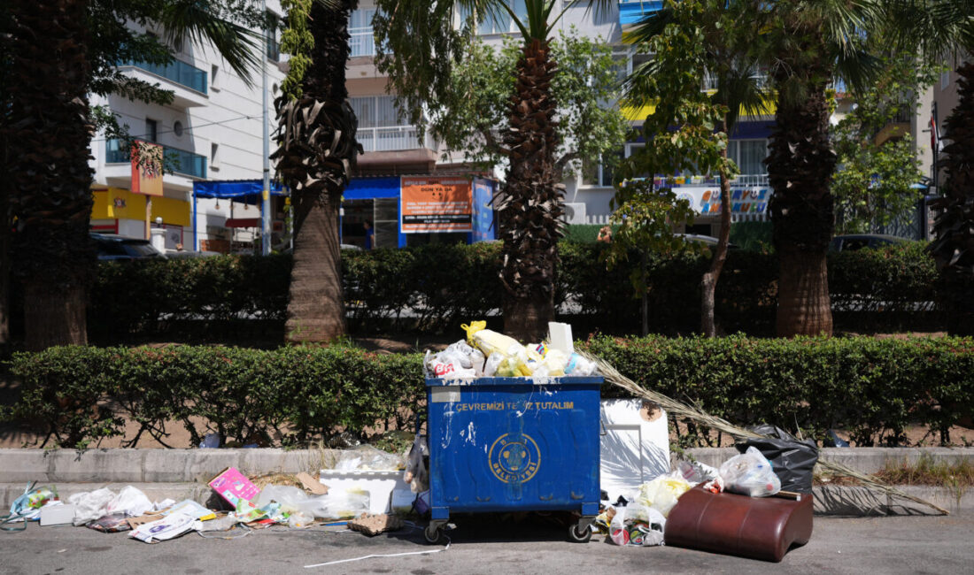 İZMİR (AA) – İzmir'in birçok ilçesinde biriken çöp yığınları ve