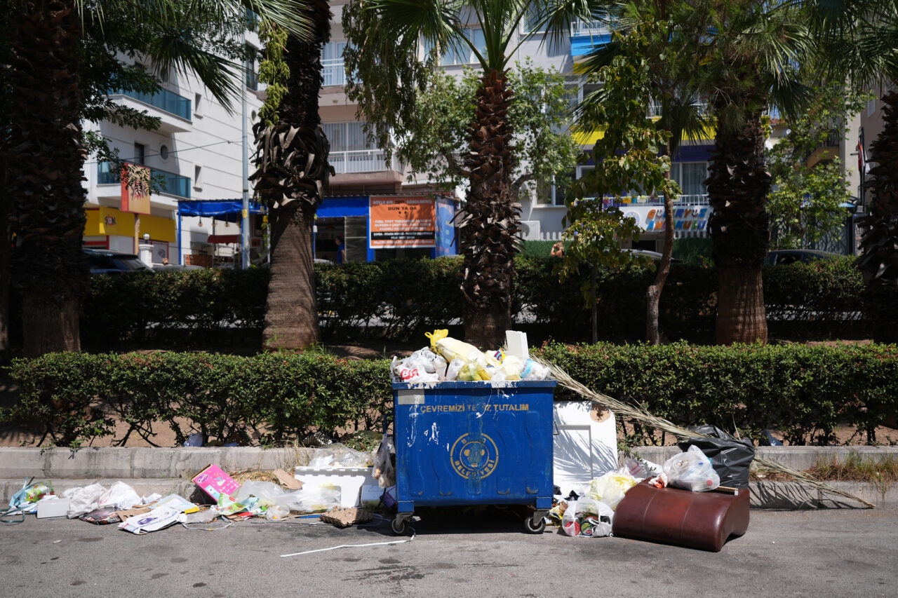 İZMİR (AA) – İzmir'in birçok ilçesinde biriken çöp yığınları ve
